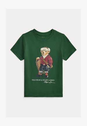 Žalia medvilninė marškinėliai su meška žieminiu aprangiu, languota marškinėliai, rogutėmis ir kepure. Yra taip pat tekstas „Polo Bear by Ralph Lauren“.