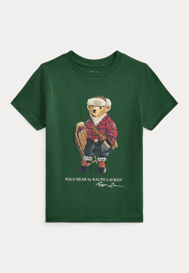 Zelené bavlněné tričko s medvědem v zimním oblečení, kostkované košili, sáněmi a čepicí. Obsahuje text „Polo Bear by Ralph Lauren“.