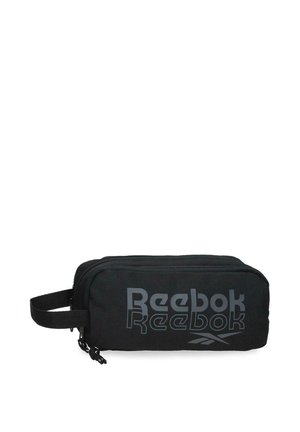 Bolsa rectangular negra de Reebok con doble cremallera, un asa lateral y el logo de Reebok impreso dos veces en gris en el frente.