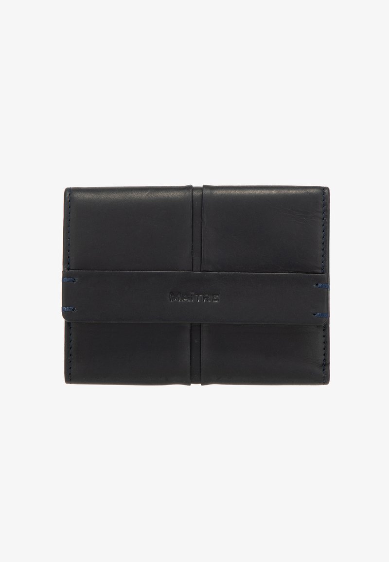 Die schwarze Lederbrieftasche weist ein schlankes Design mit einem horizontalen Riemen auf, der dezente Nähte und einen geprägten Markennamen besitzt.