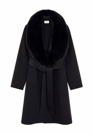 Zwarte lange jas met grote zachte bontkraag en bijpassende stoffen riem gestrikt in de taille, voorkant zichtbaar op witte achtergrond.