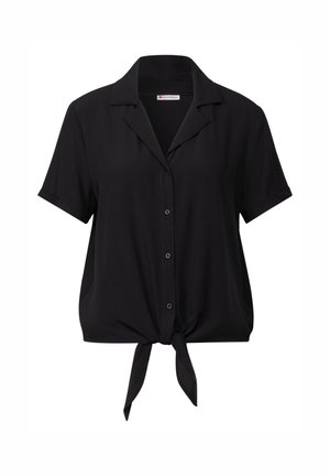 Camisa negra de manga corta, de tejido ligero, con botones en el frente, cuello con muesca, atada en la cintura con un nudo, corte relajado.