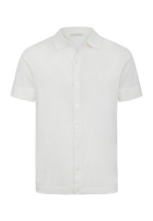 Biała koszula na krótki rękaw zapinana na guziki z kołnierzykiem typu kent i mankietami, gładki wzór na jednolitym tle.