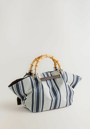 Gestreifte Stoffhandtasche mit Bambusgriff, die blaue und weiße vertikale Streifen, Lederakzente und eine breite, offene Form zeigt.