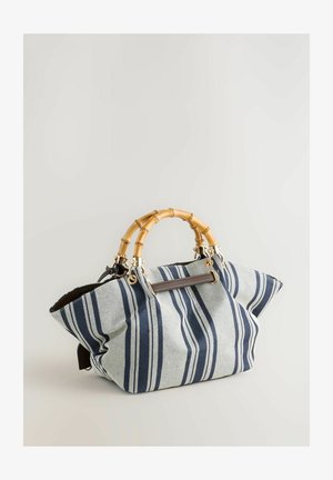 Gestreifte Stoffhandtasche mit Bambusgriff, die blaue und weiße vertikale Streifen, Lederakzente und eine breite, offene Form zeigt.