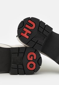 HUGO Stivaletti con plateau - off-white