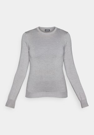Maglione grigio a maniche lunghe in maglia leggera. Presenta un collo rotondo e polsini a coste, con un piccolo logo ricamato sul petto.