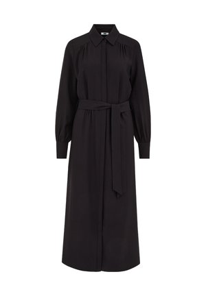 Largo vestido negro con cuello camisero, cierre delantero con botones, mangas largas abullonadas y cinturón atado en la cintura. Fabricado en una tela suave.