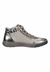 Baskets montantes en suède gris clair avec des accents métalliques, présentant un dos en imprimé léopard, un laçage à l'avant et une fermeture éclair sur le côté.