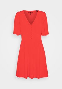 Rode jurk met korte pofmouwen, V-hals, knopen aan de voorkant en een uitlopende rok. Gemaakt van lichtgewicht stof met een gladde textuur.
