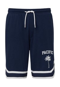 Marineblauwe shorts van een zachte stof, met een witte trekband, gestreepte accenten en een palmboomafbeelding met de tekst "PACIFIC".