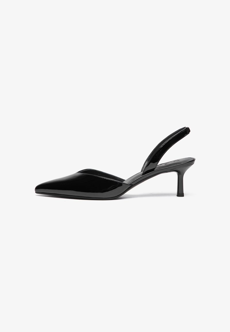 Μαύρα λουστρίνι slingback τακούνια με μυτερή μύτη, χαμηλό στιλέτο και κομψό, απλό σχέδιο χωρίς διακοσμήσεις.