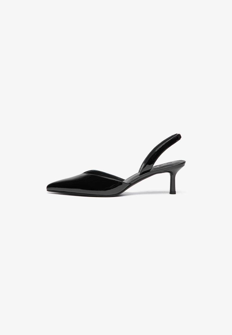 Μαύρα λουστρίνι slingback τακούνια με μυτερή μύτη, χαμηλό στιλέτο και κομψό, απλό σχέδιο χωρίς διακοσμήσεις.