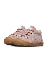 Sneakers con motivo floreale rosa, realizzati in tessuto texturizzato, con design lacciato e suola in gomma. Dettagli aggiuntivi includono un colletto imbottito e cuciture decorative.