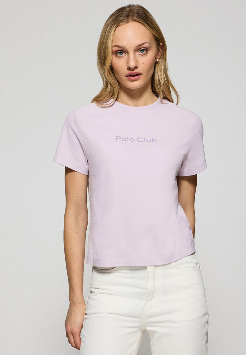 Lila korte mouwen t-shirt van katoen met een ronde hals, met "Polo Club" gedrukt in een donkere tint over de borst.