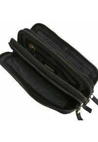 Portafoglio in tessuto nero con più scomparti, chiusura con zip, dettagli in metallo dorato e rivestimento interno liscio, evidenziando le caratteristiche organizzative.