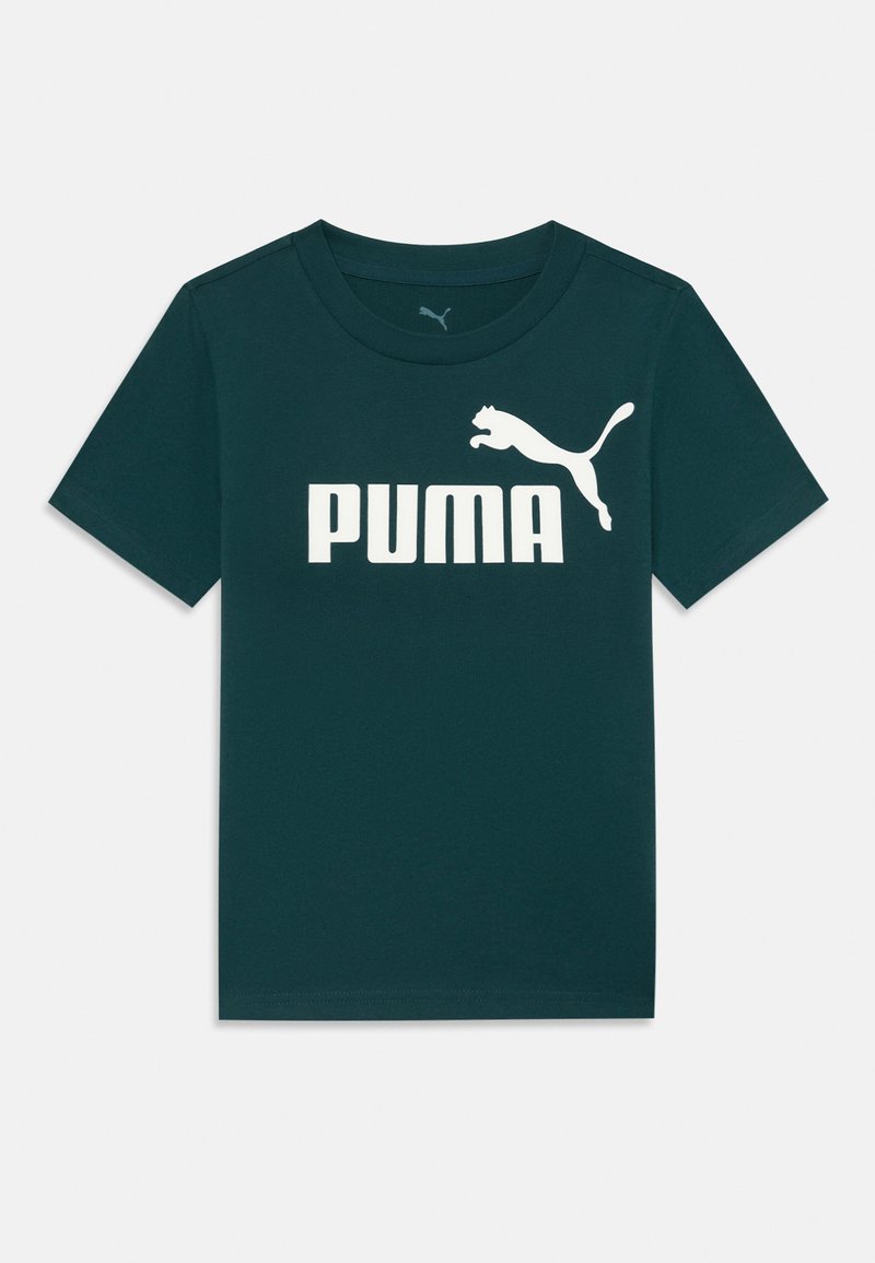 Tume rohelise puuvillase T-särgiga, millel on valge "PUMA" logo ja hüppava puuma graafika. Lühikesed varrukad ja ümmargune kaelus, sile tekstuur.