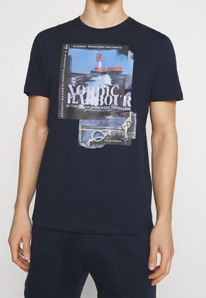 Granatowa bawełniana koszulka z grafiką przedstawiającą latarnię morską, kotwicę oraz tekst. Krótkie rękawy i okrągły dekolt.
