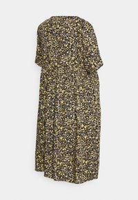 Vestido preto com estampa floral, apresentando um decote redondo, mangas curtas, cintura franzida e uma silhueta fluida com pequenas flores amarelas e rosas.