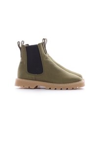 Stivaletti alla caviglia in tela verde oliva con un lato elastico nero, linguette per il sollevamento e una suola in gomma beige con un motivo di battistrada texturizzato.