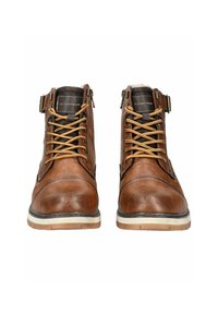 Botas de tobillo de cuero marrón con cordones beige, cremallera y detalles de hebilla. Suela de goma y superficie texturizada con diseño de punta redondeada.