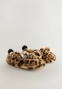 Slipperá s leopardím vzorem vyrobené z měkkého materiálu, s kulatýma očima a černými bambulkami jako ušima. Jemná textura a zaoblený design.