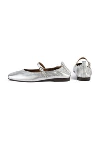 Zilverkleurige metallic balletschoenen met een platte hak, ronde neus en een decoratieve band met een gesp. Textuurafwerking met geplooide achterkant.
