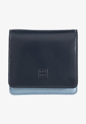 Cartera de cuero azul marino con un acento de cuero azul claro; cuenta con una superficie texturizada y un logo en relieve en la parte frontal. Forma cuadrada compacta.