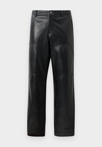 Fekete bőr nadrág, egyenes lábakkal, látható varrási részletekkel, oldalsó zsebekkel és klasszikus derékrésszel, gombos záródással.