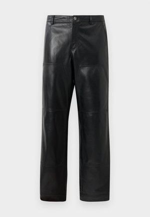 Pantalones de cuero negros con un diseño de pierna recta, que presentan detalles de costura visibles, bolsillos laterales y una cinturilla clásica con cierre de botón.