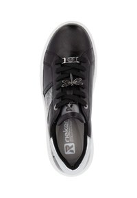 Sneaker synthétique noir avec des accents gris, lacets noirs texturés et un détail décoratif de libellule sur la languette. Doté d'une semelle blanche.