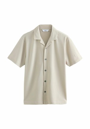 Camisa de botón de manga corta beige con cuello tipo camp, cinco botones en la parte delantera y etiqueta de corte regular en el interior del cuello.