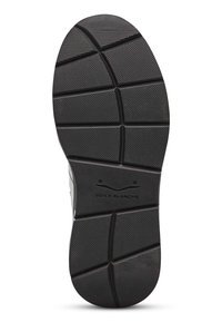 Suela de zapatilla de goma en negro, con una superficie texturizada que presenta patrones diagonales y horizontales, y un logo embossado cerca del talón.