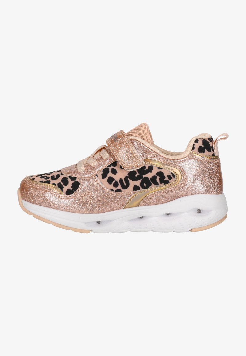 Glitzernde roségoldene Sneaker mit schwarzen Leopardenmuster-Akzenten, weißer Sohle und einem Klettverschluss. Leichtes Design für einen angenehmen Tragekomfort.