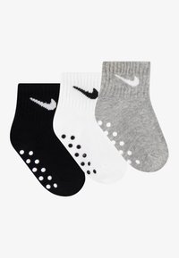 Τρία ζευγάρια καλτσών ankle: μαύρες, λευκές και γκρι. Ριπ υφή με αντίθετους λογότυπους Nike και λάστιχα στη σόλα για πρόσφυση.