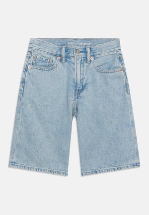 Φωτεινό μπλε φαρδιά τζιν σορτς με μπροστινές τσέπες, θηλιές για ζώνη και κλείσιμο με κουμπί, απλωμένα επίπεδα σε λευκό φόντο.