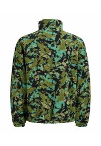 Fleece pullover met hoge kraag, met een gekleurd abstract patroon in groen, zwart en teal. Textuur en losse pasvorm.