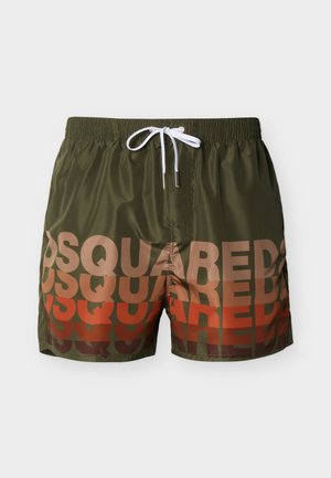Shorts de bain pour hommes couleur vert olive avec cordon de serrage blanc et logo "DSQUARED2" superposé en beige, orange et marron sur les jambes.