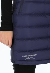 Navy puffy vest van gewatteerd materiaal, met een ritssluiting, zijzakken en een zilveren "SWEDEMOUNT" logo nabij de Zoom.