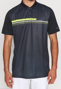 Svart polo skjorta för män, tillverkad av mjukt tyg med krage, med horisontella ränder i gult och vitt med prickiga detaljer.