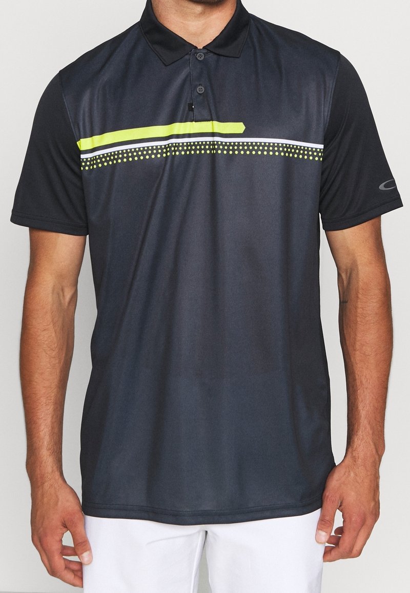 Svart polo skjorta för män, tillverkad av mjukt tyg med krage, med horisontella ränder i gult och vitt med prickiga detaljer.