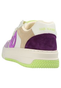 Sneaker with a mix of materials; white leather, beige suede, and purple accents. Features a green rubber sole and "NO NAME" branding.