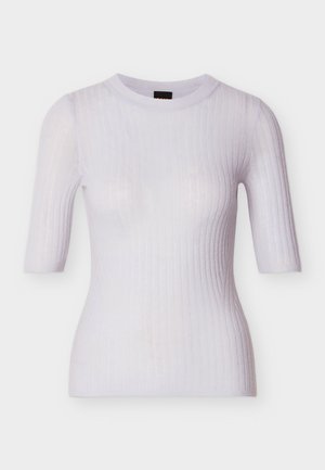 Hvit ribbestrikket topp med rund hals og korte ermer, laget av et mykt, lett gjennomsiktig stoff. Har en tettsittende silhuett.