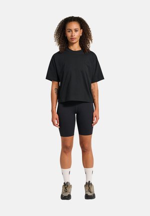 Schwarzes, kurzes T-Shirt mit Rundhalsausschnitt und kurzen Ärmeln, kombiniert mit schwarzen Radshorts. Merkmale sind leichte Stoffe und ein subtiler Logodetail.