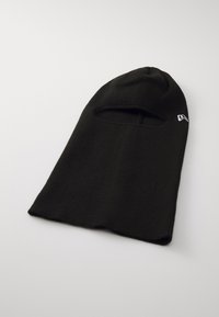 Schwarze Strick-Balaclava mit einer einzelnen Augenöffnung und gerippter Textur. Akzentuiert mit einem kleinen weißen Logo an der Seite.