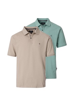To kortærmede polotrøjer, den ene beige foran og den anden lysegrøn bagved, begge med kraver og små logoer på brystet.