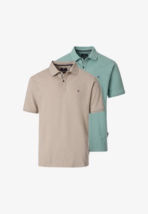 Dwie koszulki polo z krótkim rękawem, jedna beżowa z przodu, druga jasnozielona z tyłu, obie z kołnierzykami i małymi logo na piersi.