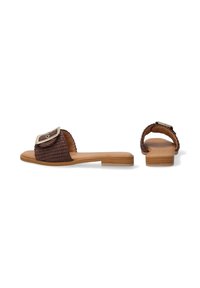 Brune vævede slidesandaler med flad sål, der har en dekorativ metallisk spænde på remmen og en glat fodseng.