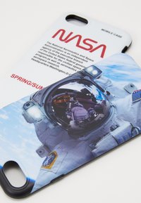 NASA-brandet mobilcover med en astronaut hjelmen i et blå og hvidt design, med tekst og logo på en hvid baggrund.
