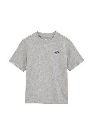 Lysegrå T-shirt med korte ærmer og rund halsudskæring samt et lille sort og hvidt håndemblem på venstre bryst.